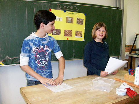 Yanek und Eva beschreiben den Entwicklungszylus der Bienen